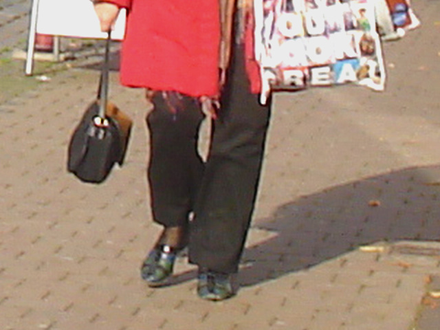 Inspiration red coat ultra mature Lady /  Dame inspirante du bel âge au manteau rouge -  Ängelholm /  Sweden - Suède -  23 octobre 2008