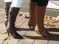 Evas shop willing swedish Goddesses duo in high-heeled Boots /  Duo de belles Suédoises en bottes à talons hauts - Photo originale