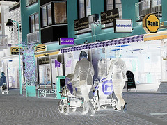 Kläd city Moms in white sneakers & high-heeled Boots / Ängelholm - Suède / Sweden.   23-10-2008    - Négatif