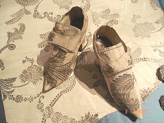 Talons marteaux artisanals avec motifs / Craft hammer heels with motif - Bata Shoe Museum. Toronto, CANADA - 3 juillet 2007