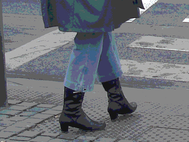 Street corner curly Mature Lady in sexy high-heeled boots and jeans /  Dame mature aux cheveux bouclés en bottes à talons hauts et jeans -  Copenhage, Danemark.  19-10-2008 - Postérisation