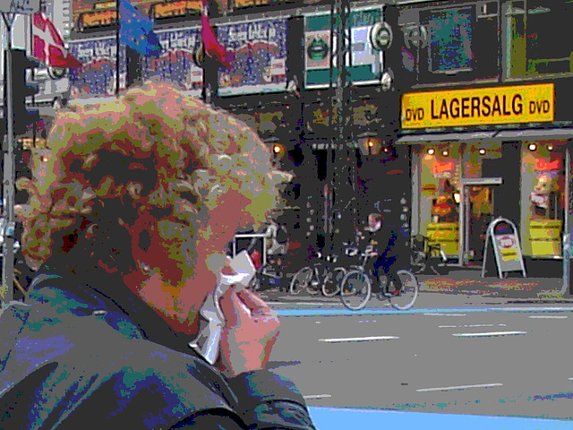 Street corner curly Mature Lady in sexy high-heeled boots and jeans /  Dame mature aux cheveux bouclés en bottes à talons hauts et jeans -  Copenhage, Danemark.  19-10-2008- Postérisation