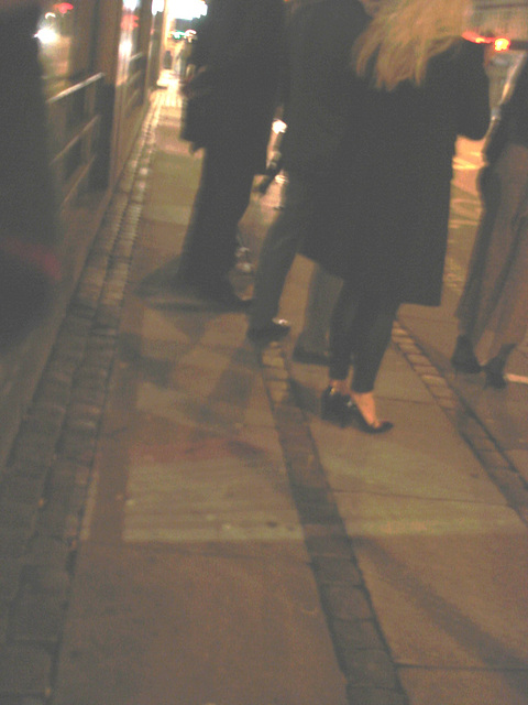 Blurry Danish blond Lady in black high heels shoes /  Copenhague -  25 octobre 2008