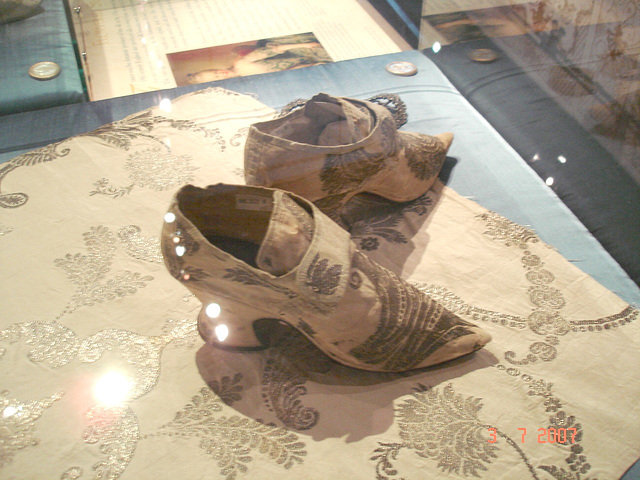 Talons marteaux artisanals avec motifs / Craft hammer heels with motif - Bata Shoe Museum. Toronto, CANADA - 3 juillet 2007