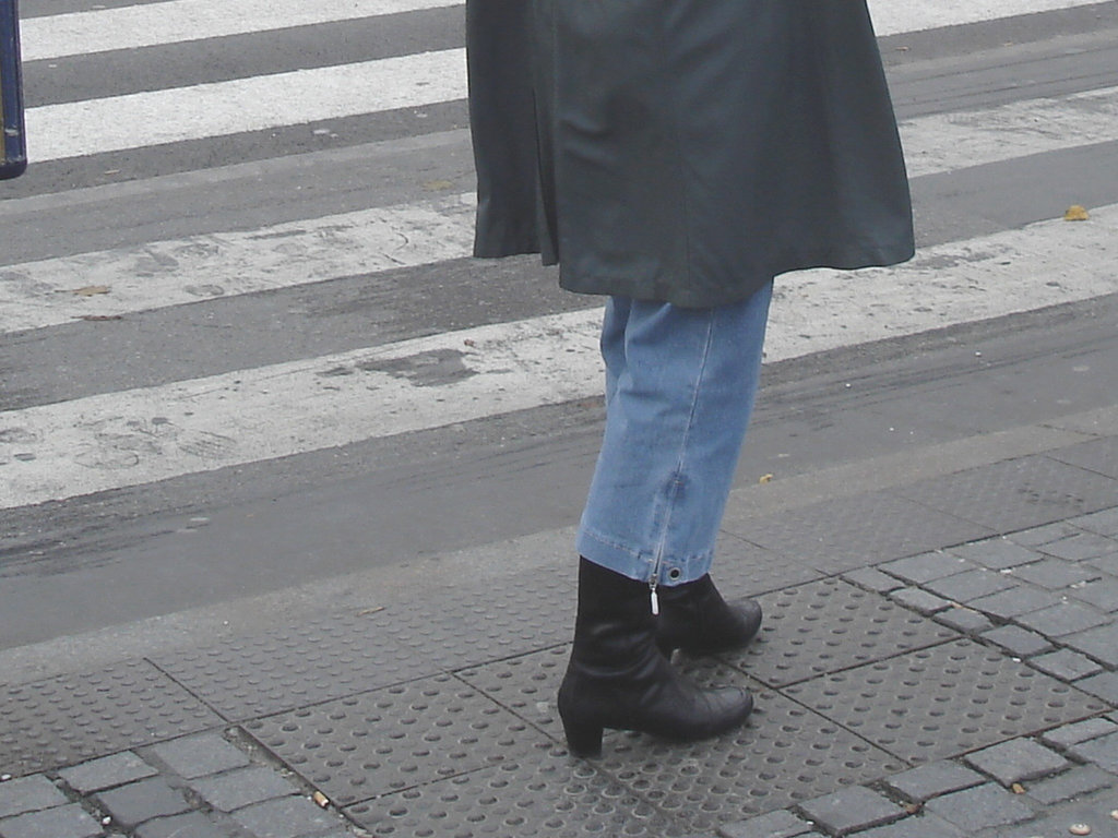 Street corner curly Mature Lady in sexy high-heeled boots and jeans /  Dame mature aux cheveux bouclés en bottes à talons hauts et jeans -  Copenhage, Danemark.  19-10-2008