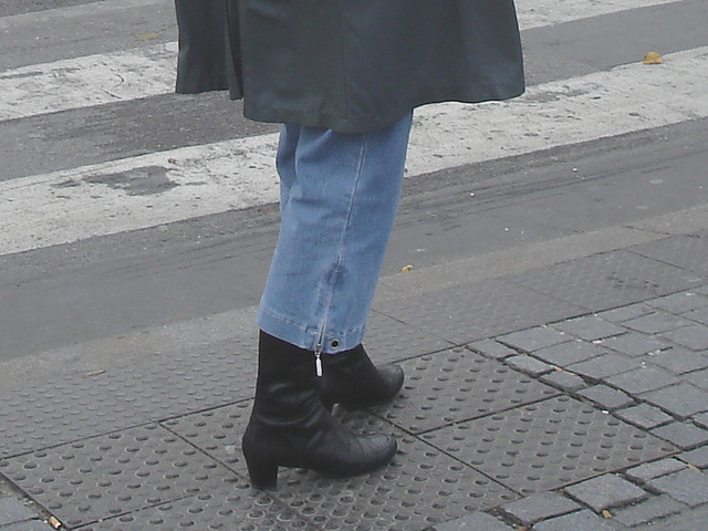 Street corner curly Mature Lady in sexy high-heeled boots and jeans /  Dame mature aux cheveux bouclés en bottes à talons hauts et jeans -  Copenhage, Danemark.  19-10-2008