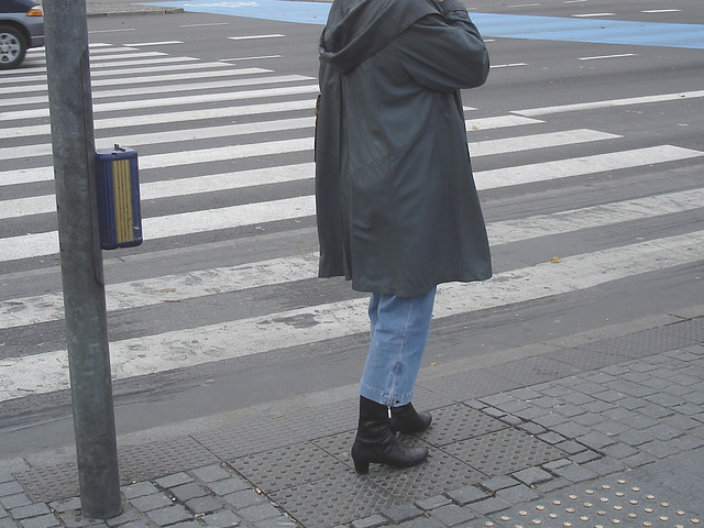 Street corner curly Mature Lady in sexy high-heeled boots and jeans /  Dame mature aux cheveux bouclés en bottes à talons hauts et jeans -  Copenhage, Danemark.  19-10-2008