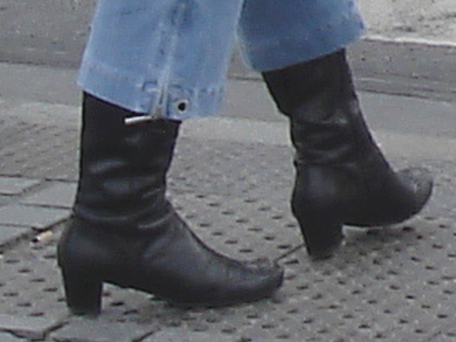 Street corner curly Mature Lady in sexy high-heeled boots and jeans /  Dame mature aux cheveux bouclés en bottes à talons hauts et jeans -  Copenhage, Danemark.  19-10-2008