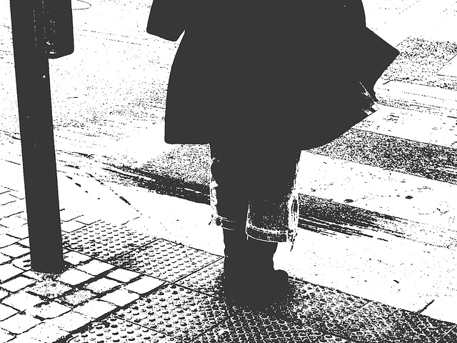 Street corner curly Mature Lady in sexy high-heeled boots and jeans /  Dame mature aux cheveux bouclés en bottes à talons hauts et jeans -  Copenhage, Danemark.  19-10-2008 - Bichromie  N & B