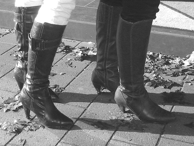Evas shop willing swedish Goddesses duo in high-heeled Boots /  Duo de belles Suédoises en bottes à talons hauts -  Ängelholm /  Sweden - Suède.  23/10/2008 - Tramage