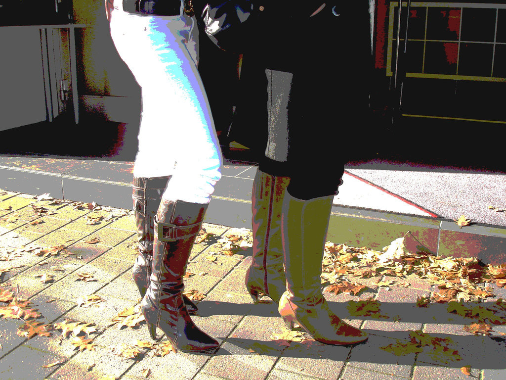 Evas shop willing swedish Goddesses duo in high-heeled Boots /  Duo de belles Suédoises en bottes à talons hauts -  Ängelholm /  Sweden - Suède.  23/10/2008 - Postérisation