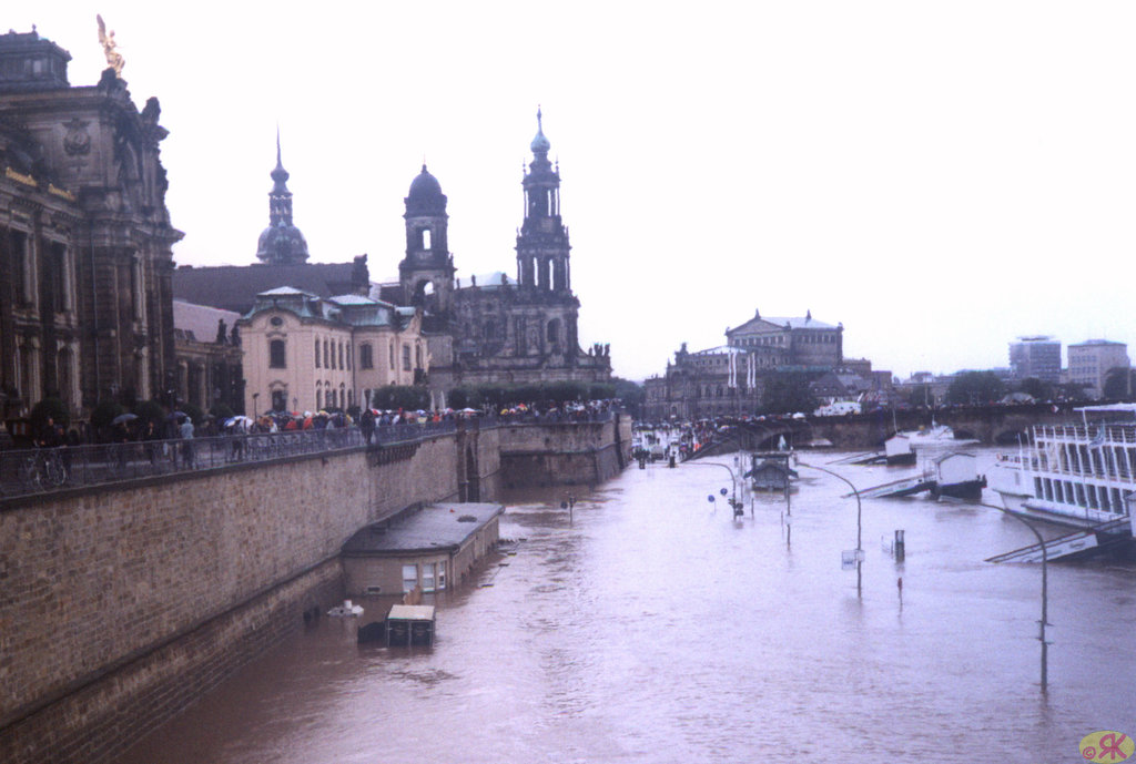 2002-08-13 07 inundo en Dresdeno