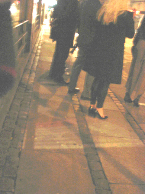 Blurry Danish blond Lady in black high heels shoes /  Copenhague -  25 octobre 2008 / version  Éclaircie