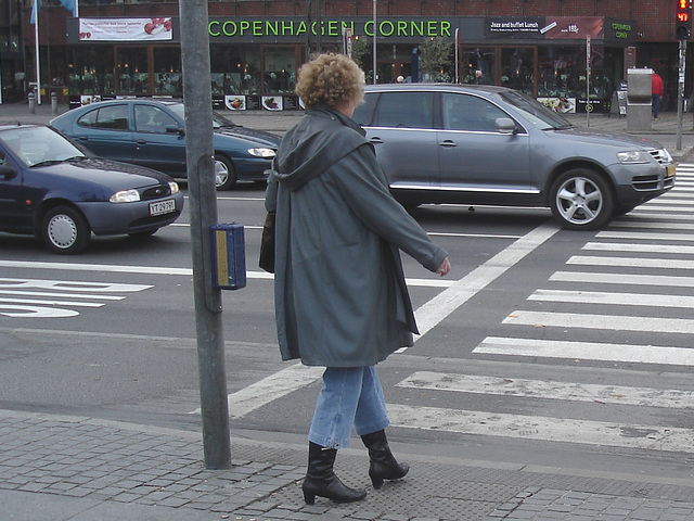 Street corner curly Mature Lady in sexy high-heeled boots and jeans /  Dame mature aux cheveux bouclés en bottes à talons hauts et jeans -  Copenhage, Danemark.  19-10-2008