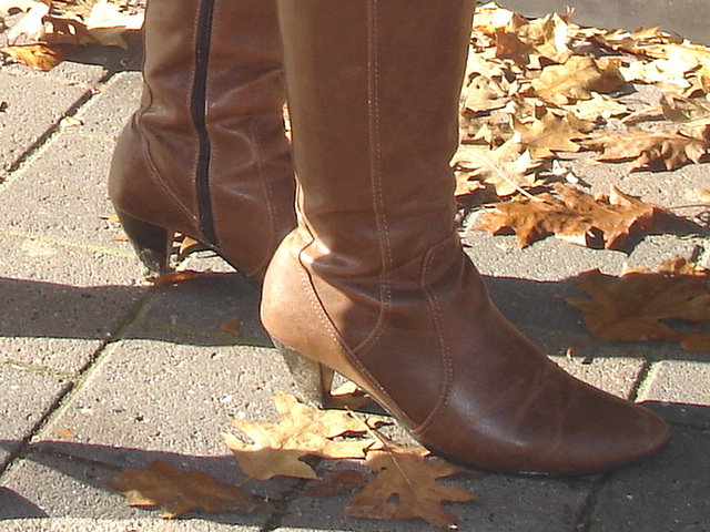 Evas shop willing swedish Goddesses duo in high-heeled Boots /  Duo de belles Suédoises en bottes à talons hauts -  Ängelholm /  Sweden - Suède.  23/10/2008