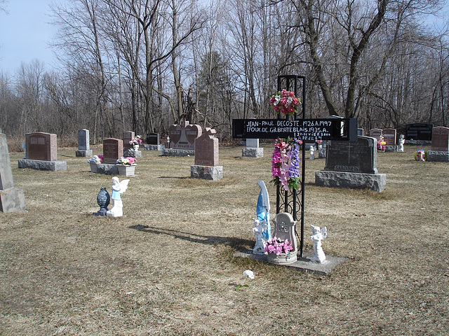 Cimetière St-André Apôtre  - St-André d'Argenteuil. Québec, CANADA -  19 mars 2010