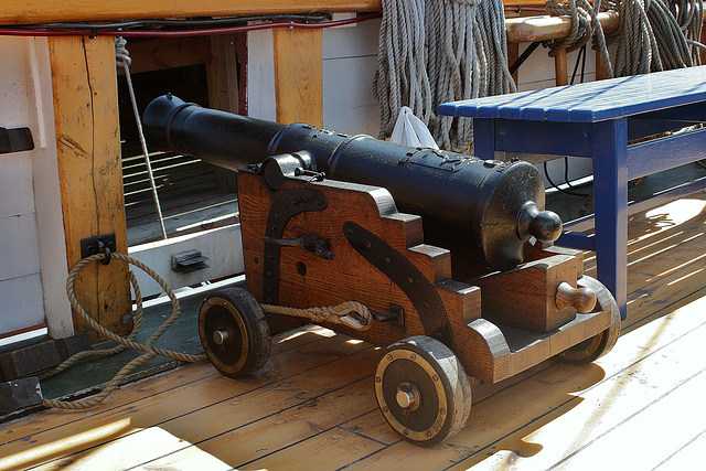 Ships gun