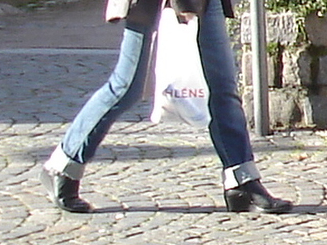 Dame d'âge mur en jeans et bottes à talons trapus /  Mature in rolled-up jeans and chunky heeled boots - Ängelholm / Suède - Sweden.  23 octobre 2008