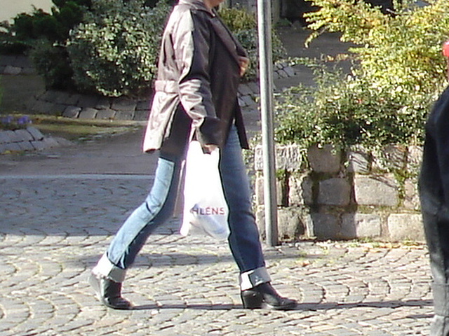 Dame d'âge mur en jeans et bottes à talons trapus /  Mature in rolled-up jeans and chunky heeled boots - Ängelholm / Suède - Sweden.  23 octobre 2008