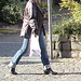 Dame d'âge mur en jeans et bottes à talons trapus /  Mature in rolled-up jeans and chunky heeled boots - Ängelholm / Suède - Sweden.  23 octobre 2008