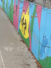 Mur coloré et piste cyclable / Colorful wall and cycle tracks