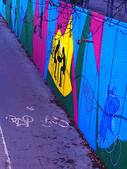 Mur coloré et piste cyclable /  Colorful wall and cycle tracks - Copenhague, Danemark.  20 octobre 2008- Effet de nuit / Night effect