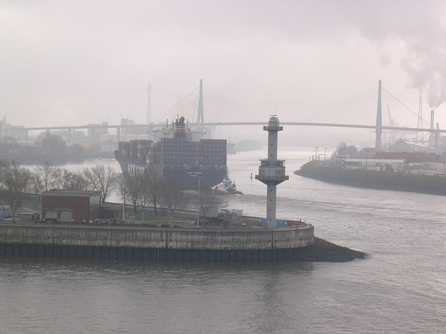Containerschiff vor der Köhlbrand-Brücke