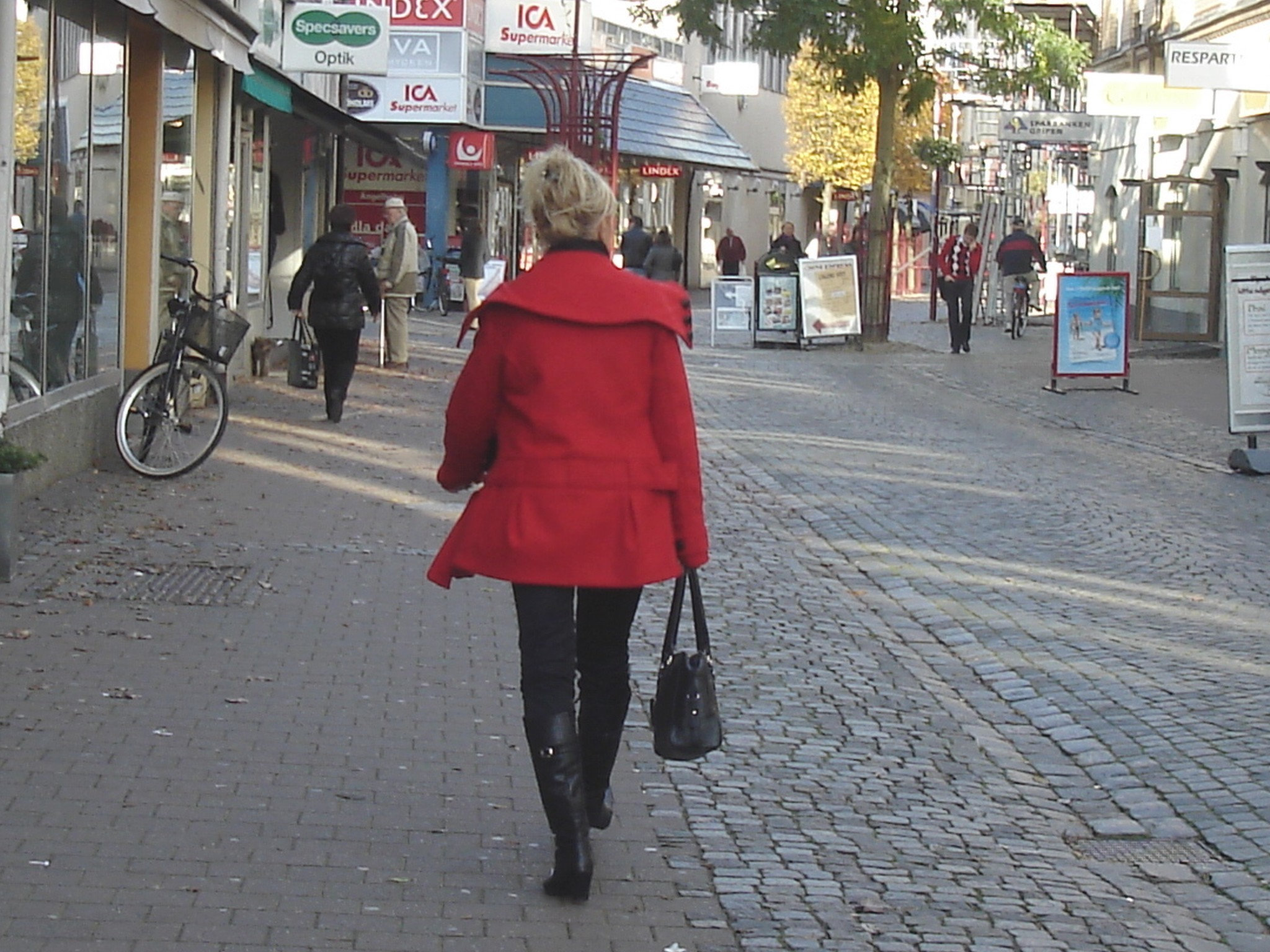 Blonde suédoise typique en bottes de cuir à talons hauts /  Typical swedish blond in leather high-heeled boots.