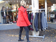 Blonde suédoise typique en bottes de cuir à talons hauts /  Typical swedish blond in leather high-heeled boots.