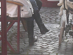 Maman suédoise en bottes sexy /  Mom in sexy boots and jeans on the bench  boots - Ängelholm / Suède - Sweden.  23 octobre 2008