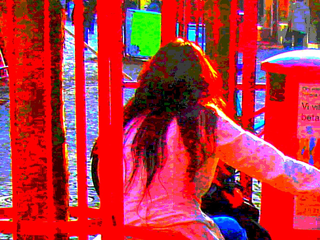 Maman suédoise en bottes sexy /  Mom in sexy boots and jeans on the bench  boots - Ängelholm / Suède - Sweden.  23 octobre 2008- Couleurs ravivées en postérisation