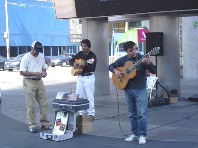 Trio hispanique tout en musique au Canada anglais !