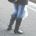 Blonde suédoise en jeans et bottes sexy / Double blue train blond Lady in jeans and low-heeled boots - Ängelholm / Sweden - Suède /  23 octobre 2008 -  Version éclaircie