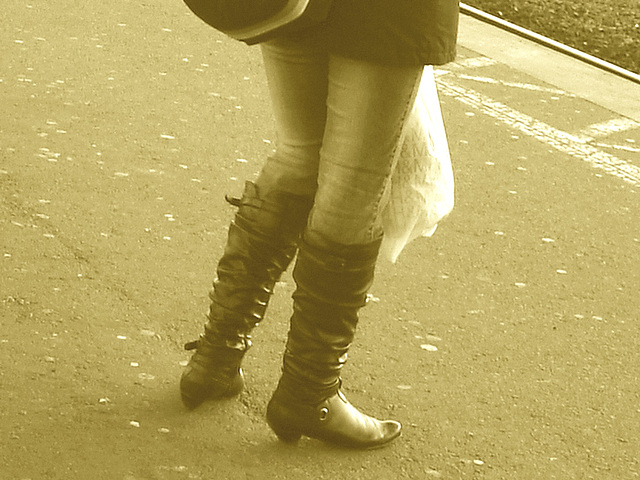 Blonde suédoise en jeans et bottes sexy / Double blue train blond Lady in jeans and low-heeled boots - Ängelholm / Sweden - Suède /  23 octobre 2008  -  Sepia