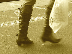 Blonde suédoise en jeans et bottes sexy / Double blue train blond Lady in jeans and low-heeled boots - Ängelholm / Sweden - Suède /  23 octobre 2008  - Sepia