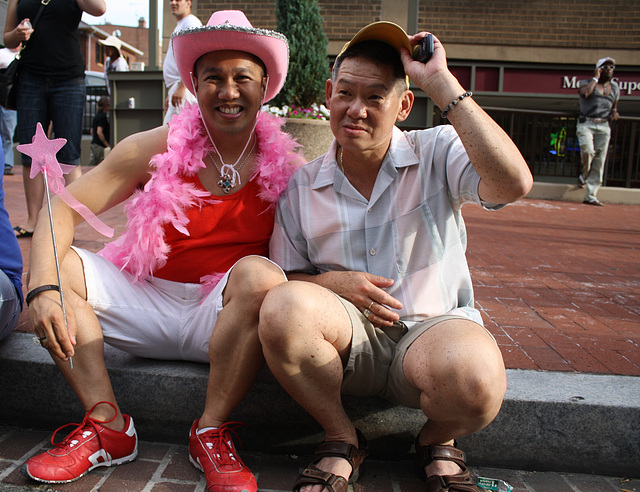 88.WaitingForPrideParade.PStreet.NW.WDC.12June2010