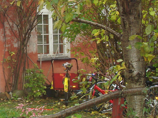 Hidden bikes house /  La maison aux vélos cachés - Christiania - Copenhagen / Copenhague.  26 octobre 2008