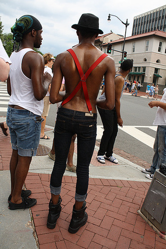 06.WaitingForPrideParade.PStreet.NW.WDC.12June2010