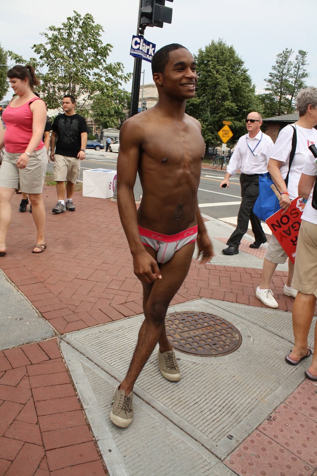 07.WaitingForPrideParade.PStreet.NW.WDC.12June2010