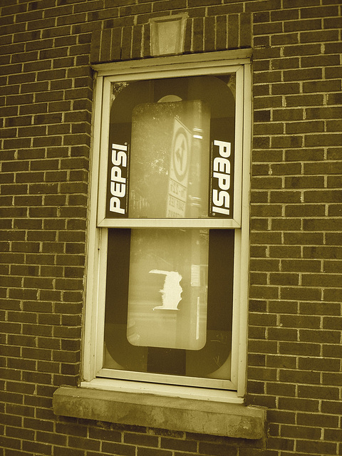 Fenêtre Pepsi / Pepsi window -  Blvd Pie IX / Montréal, Québec. CANADA - 2 juin 2010 - Virage à gauche / Left bend - Sepia