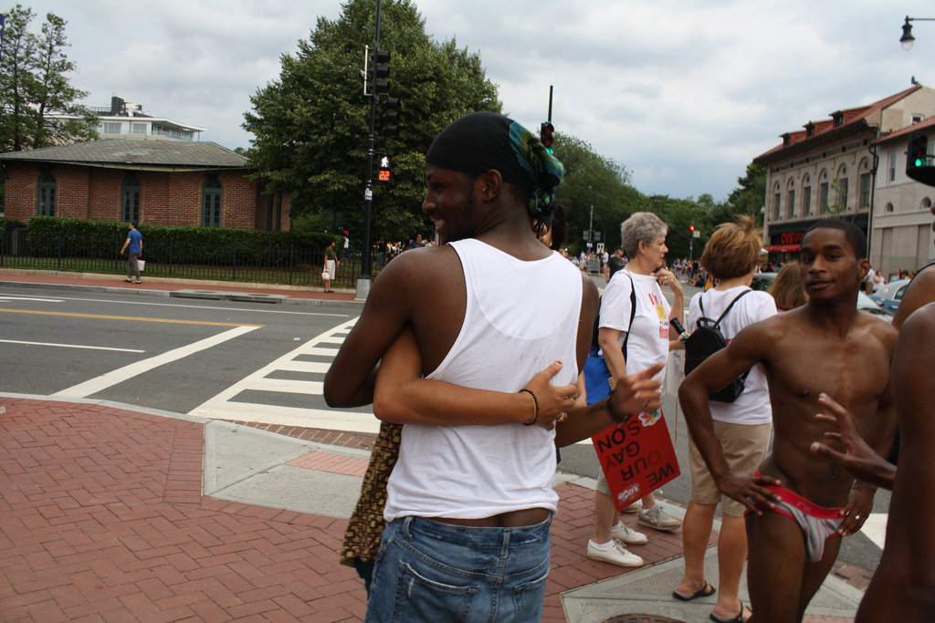 10.WaitingForPrideParade.PStreet.NW.WDC.12June2010