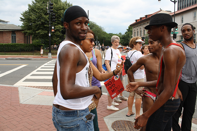 11.WaitingForPrideParade.PStreet.NW.WDC.12June2010