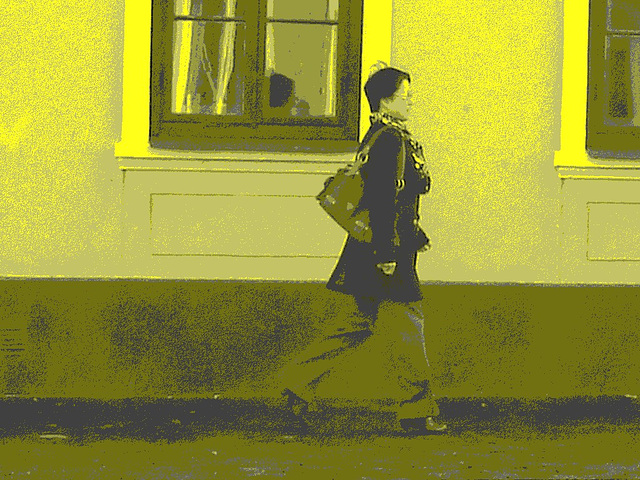 Reflets de fenêtres jumelles et jolie Dame asiatique en bottes sexy / Twin windows reflections Asian Lady in sexy boots -  - Ängelholm / Suède - Sweden.  23-10-2008 - Vintage postérisé