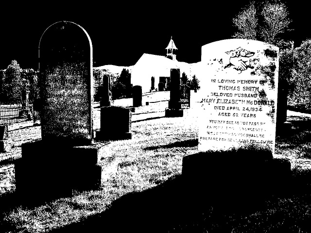 Vieux cimetière / Old cemetery -  Arundel, Québec - CANADA. 23-05-2010 - Ciel noir photofiltré en bichromie