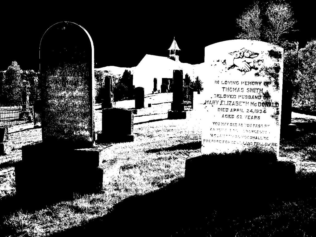 Vieux cimetière / Old cemetery -  Arundel, Québec - CANADA. 23-05-2010 - Ciel noir photofiltré en bichromie