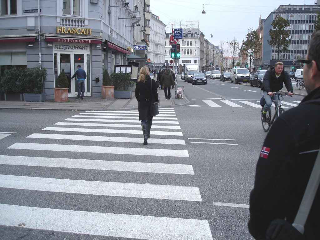 Blonde Frascati en bottes à talons hauts / Frascati Danish blond in high-heeled boots - Copenhagen / Copenhague.  October 20th 2008
