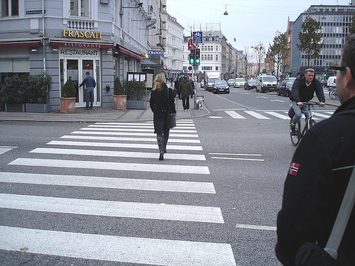 Blonde Frascati en bottes à talons hauts / Frascati Danish blond in high-heeled boots - Copenhagen / Copenhague.  October 20th 2008