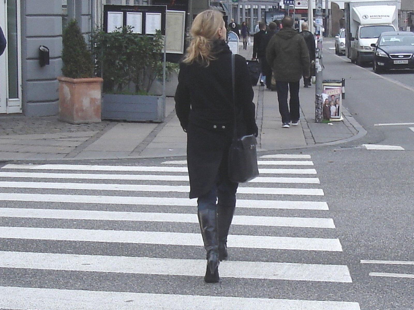 Blonde Frascati en bottes à talons hauts / Frascati Danish blond in high-heeled boots - Copenhagen / Copenhague.  October 20th 2008