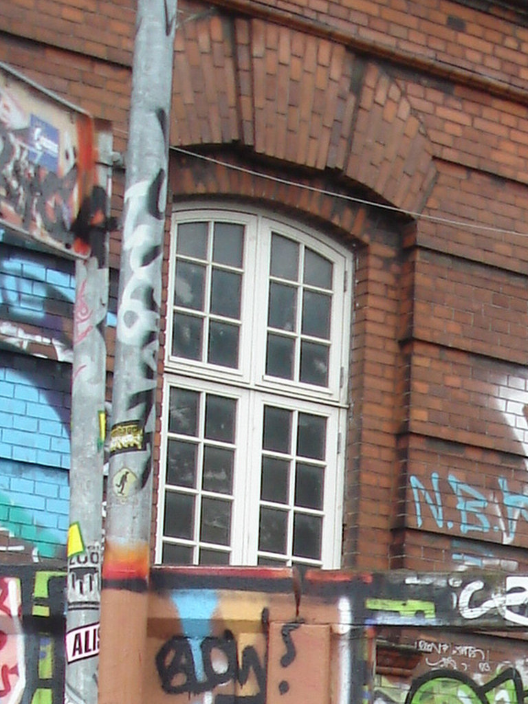 Poubelle et fenêtre artistique / Artistic garbage and window - Christiania / Copenhagen - Copenhague.  26 octobre 2008.