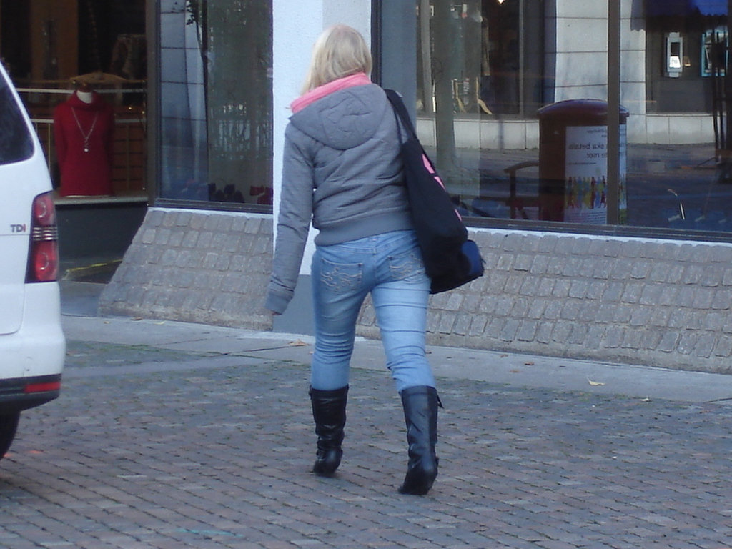 La jeune blonde Synsam en bottes à talons hauts moyens / Synsam Swedish blond Lady in tight heans with sexy low-heeled Boots - Ängelholm / Suède - Sweden.  23-10-2008